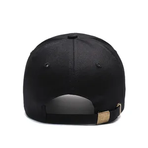 Casquette de baseball classique en coton noir avec boucle en métal réglable sur fond blanc