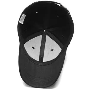 Vue interne d'une casquette en coton noir montrant l'étiquette 100% coton et la forme