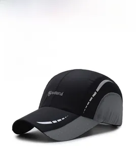 Détail du tissu à séchage rapide et des bandes réfléchissantes sur la casquette de sport