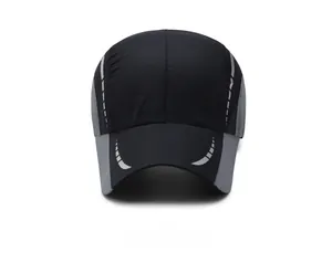 Vue détaillée de la casquette sport séchage rapide avec logo brodé et bandes réfléchissantes