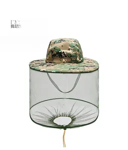 Détail du chapeau de camouflage avec moustiquaire de protection et cordon réglable