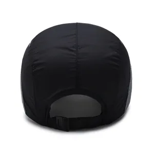 Casquette de sport noire séchage rapide avec panneaux gris et fermeture réglable à l'arrière