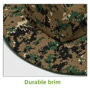 Détail du bord robuste d'un chapeau de soleil camouflage avec motif numérique et coutures renforcées