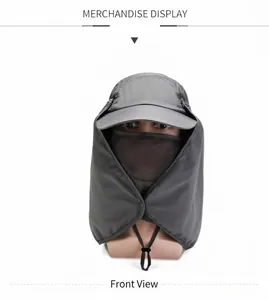 Dettaglio cappello grigio con maschera traspirante e cinturino sottogola regolabile