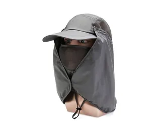 Dettaglio laterale del cappello grigio con maschera rimovibile e protezione collo