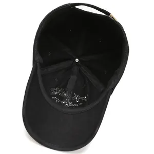 Vista interior de gorra de algodón negra con costuras reforzadas y hebilla metálica