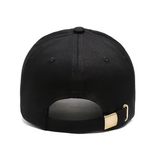 Vista trasera de gorra de béisbol de algodón negro con hebilla de metal ajustable unisex
