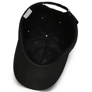 Vue intérieure d'une casquette de baseball noire en coton avec coutures renforcées et sangle