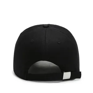 Vue arrière casquette de baseball noire en coton avec boucle argentée et œillets d'aération