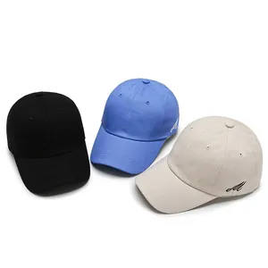 Lot de trois casquettes de baseball noir, bleu et beige avec broderie lettre M