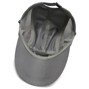 Cappellino da baseball grigio in rete traspirante con fibbia regolabile e fascia
