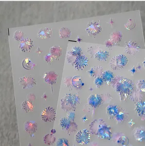 Détail macro de stickers holographiques pour ongles avec motifs feu d'artifice et lune