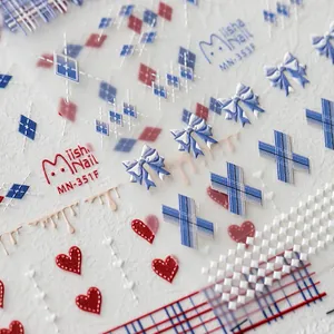 Vista detallada de pegatinas 5D para uñas con lazos azules y patrones de cuadros