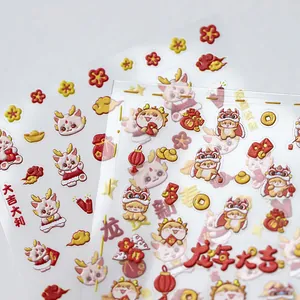 3D-reliëf nagelstickers voor Jaar van de Draak met feestelijke draken en goudstaven
