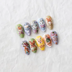 Makro-Detail von 5D geprägten Nagelaufklebern mit süßen 3D-Hasen und Blumenmustern
