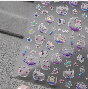 Dettaglio di adesivi 3D per unghie con orsetti rosa, stelle, pianeti e glitter laser