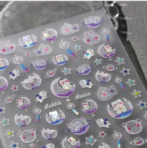 Dettaglio macro di adesivi per unghie glitter laser con orsetti bolla e motivi stellari