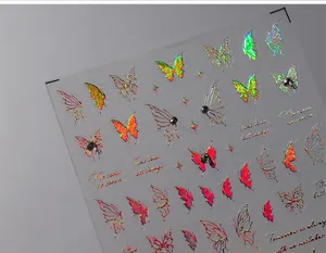 Detaillierte Makroansicht holografischer Schmetterling-Nagelaufkleber mit Kunsttext