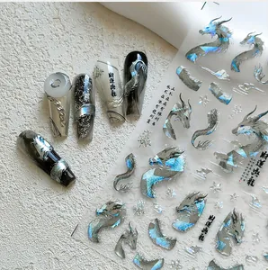 Vue macro de stickers ongles dragon 5D 3D avec motifs holographiques chinois