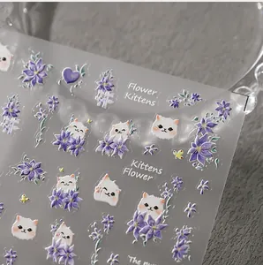 Primer plano de pegatinas para uñas con lindos gatos y flores de color púrpura