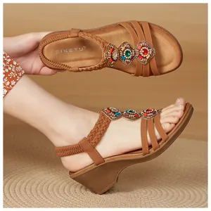 Détails de sandales compensées marron bohème avec strass colorés et perles en bois naturel