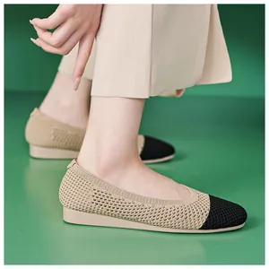 Nahaufnahme der beigen Strick-Ballerinas für Damen mit schwarzer Kappe und Mesh-Textur