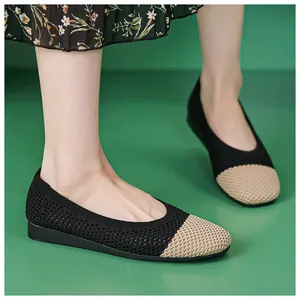Details der gestrickten spitzen Ballerinas mit beigem Kontrast-Zeh und schwarzem Netz