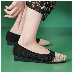 Detailansicht der bequemen Strick-Ballerinas im schwarz-beige Kontrast-Design für Damen