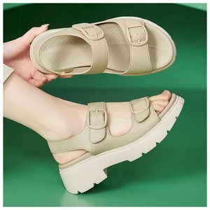 Dettaglio sandali beige con zeppa, fibbie metalliche regolabili e suola interna morbida