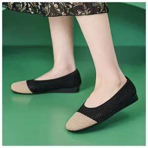 Seitenansicht bequemer zweifarbiger Strick-Ballerinas aus schwarz-beigem Mesh