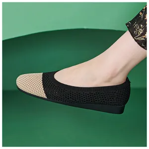 Detailansicht der Damen-Strickflachschuhe mit atmungsaktivem schwarzem Mesh und beiger Kappe