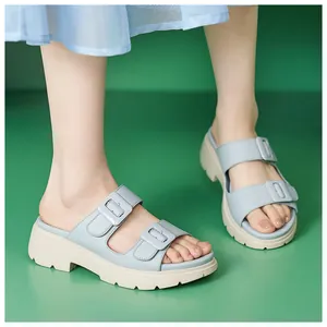 Detailansicht hellblauer Plateau-Sandalen mit doppelten Schnallen und rutschfester dicker Sohle