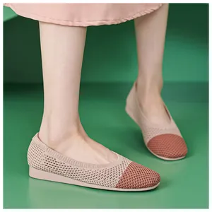 Nahaufnahme von Damen-Strickflachschuhen in zweifarbigem Design mit atmungsaktivem Mesh-Muster