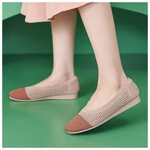 Nahaufnahme der zweifarbigen Damen-Spitzschuhe aus Strick mit atmungsaktivem Netzdesign
