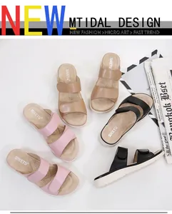 Vue à plat de sandales à plateforme colorées pour femmes avec brides velcro réglables