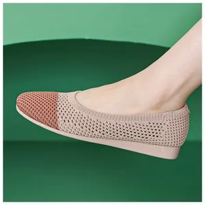 Nahaufnahme der rosa Strick-Ballerinas mit roségoldener Kappe und atmungsaktivem Netzgewebe