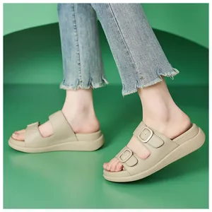 Vue détaillée des sandales à plateforme beige avec doubles brides et boucles réglables