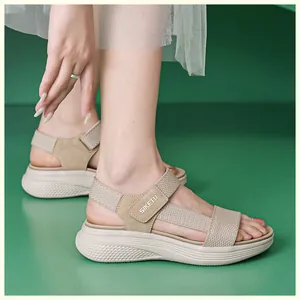 Vue latérale de sandales de sport à plateforme beige avec brides en maille et velcro