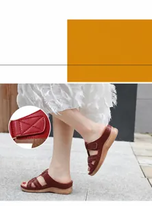 Détail des sandales compensées bordeaux avec fermeture velcro et motif ajouré sur le dessus