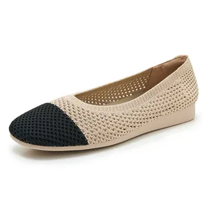 Details der atmungsaktiven Strick-Flachschuhe im Beige-Schwarz-Kontrastdesign