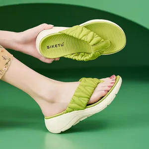Nahaufnahme der grünen Plateau-Flip-Flops mit Cloud-Textur und ergonomischem Fußbett
