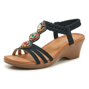Détails de sandales compensées bohèmes avec perles colorées, bijoux et aspect bois