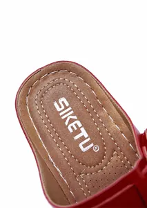 Détail de la semelle intérieure en cuir perforé respirant avec coutures pour sandales