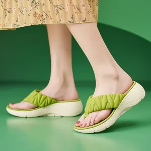 Detail der grünen Plateau-Flip-Flops mit Steppmuster und weichem Textilmaterial