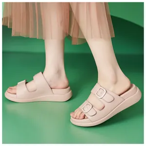 Détail de sandales à plateforme rose nude avec double bride réglable pour femme
