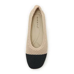 Detailansicht der atmungsaktiven Ballett-Flachschuhe mit schwarzer Kappe und beigem Netz