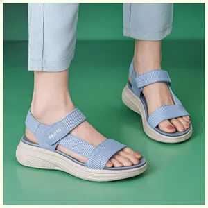 Sandales compensées bleu ciel avec brides en tricot et semelle de sport épaisse antidérapante