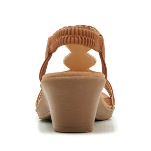 Vue arrière de sandales compensées marron avec brides élastiques et talons texture bois
