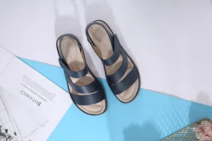 Vista dall'alto di sandali blu navy con zeppa e chiusura a strappo imbottita