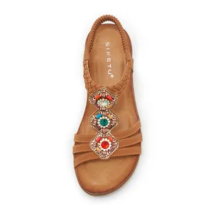 Détail de sandales bohèmes avec strass colorés et décoration de perles complexe